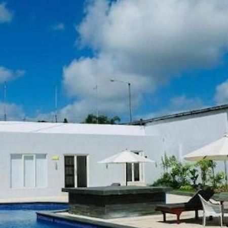 Front One Hotel Pamekasan Madura Esterno foto