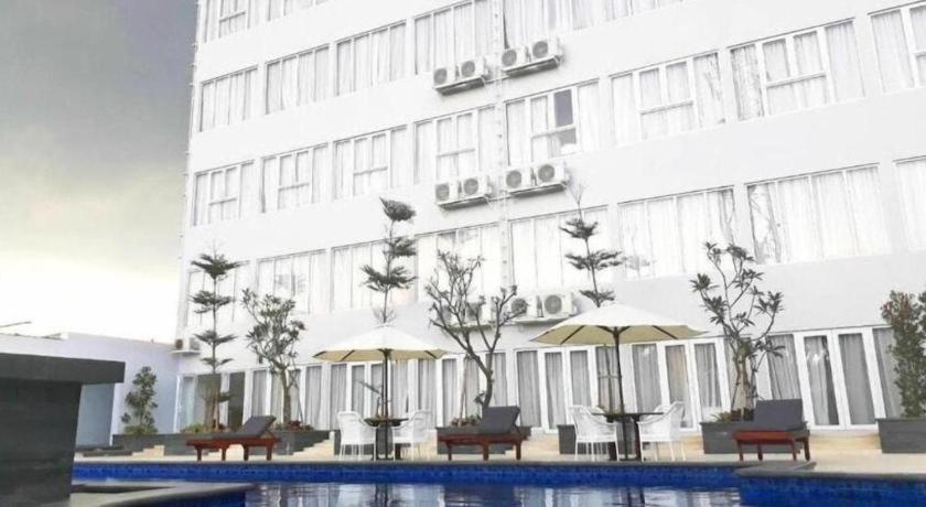 Front One Hotel Pamekasan Madura Esterno foto