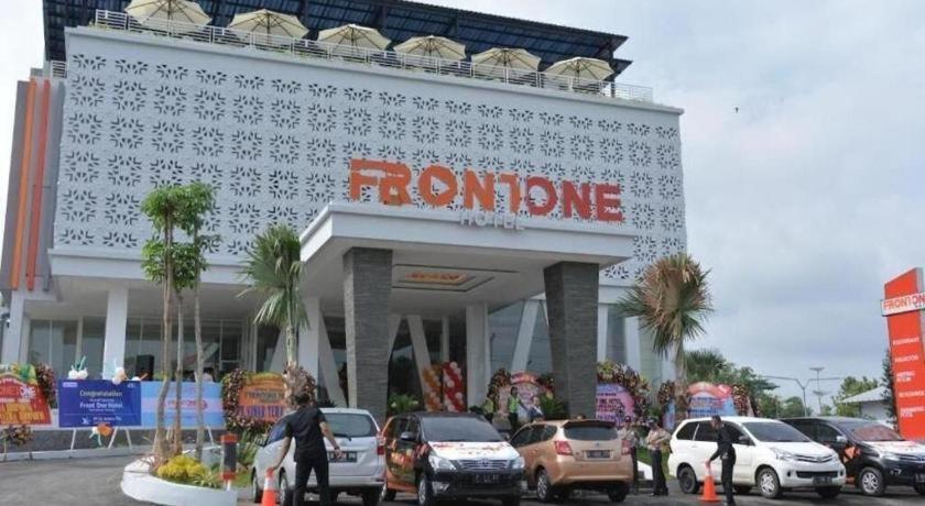 Front One Hotel Pamekasan Madura Esterno foto