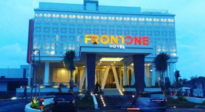 Front One Hotel Pamekasan Madura Esterno foto