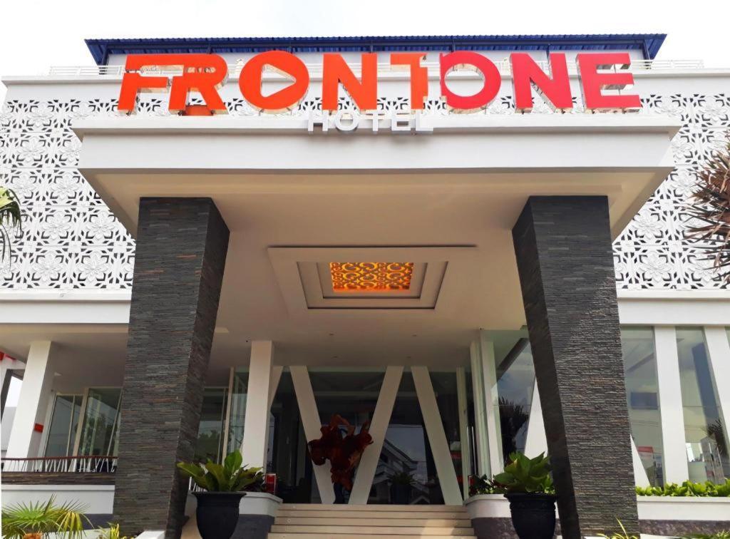 Front One Hotel Pamekasan Madura Esterno foto