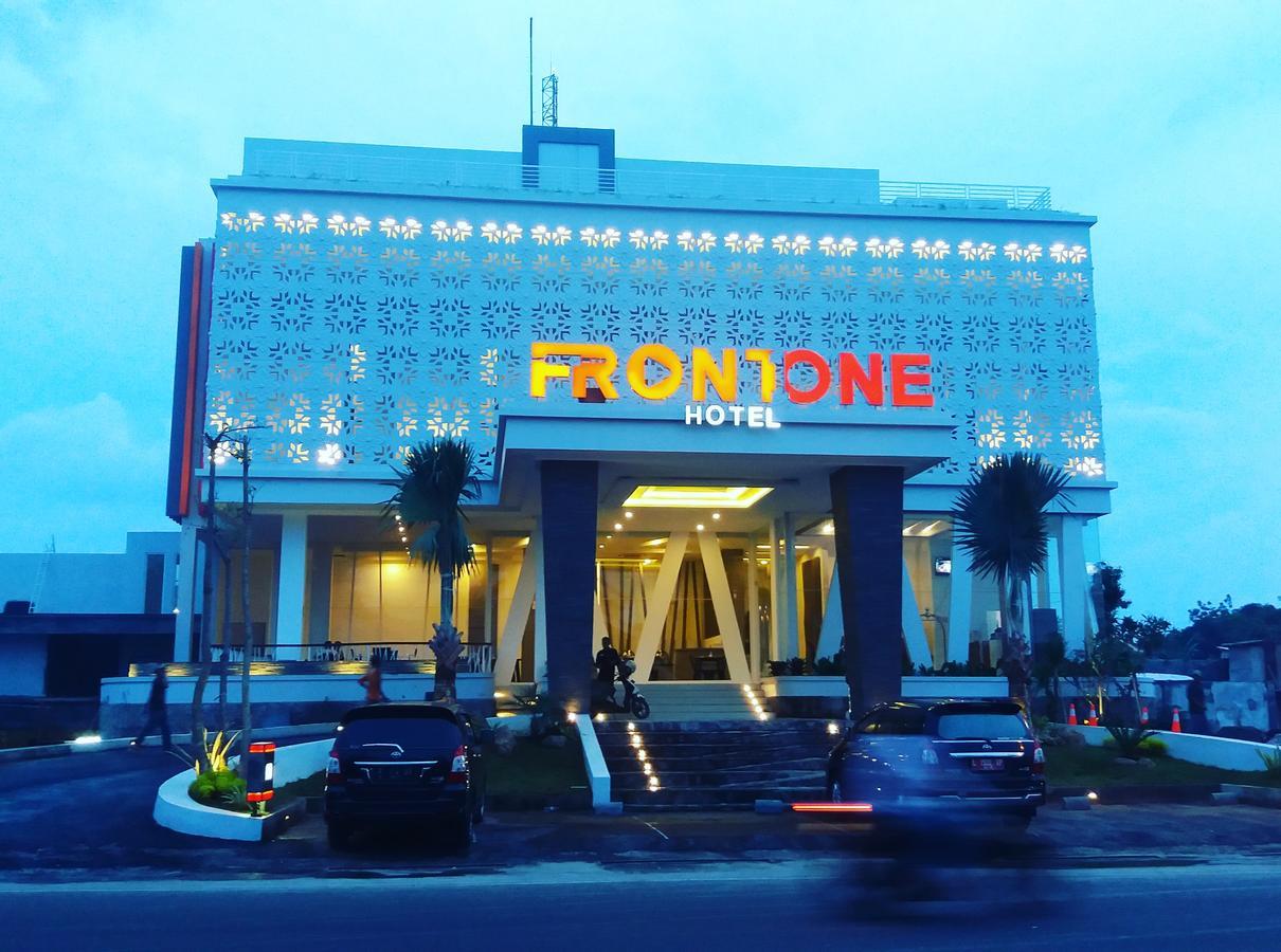 Front One Hotel Pamekasan Madura Esterno foto