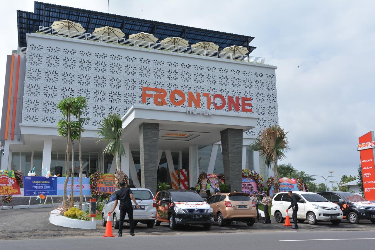 Front One Hotel Pamekasan Madura Esterno foto